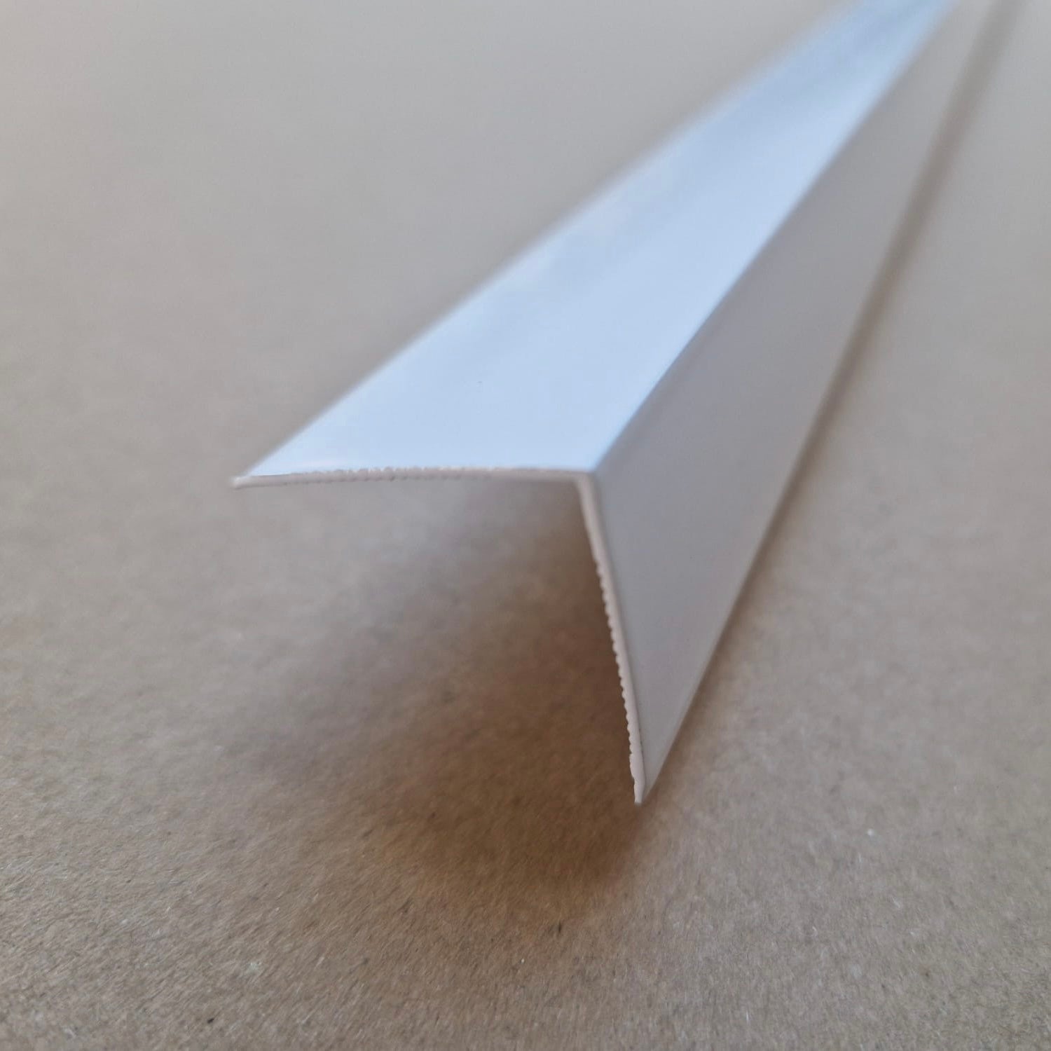 25mm x 25mm White Aluminium 90-degree External Angle