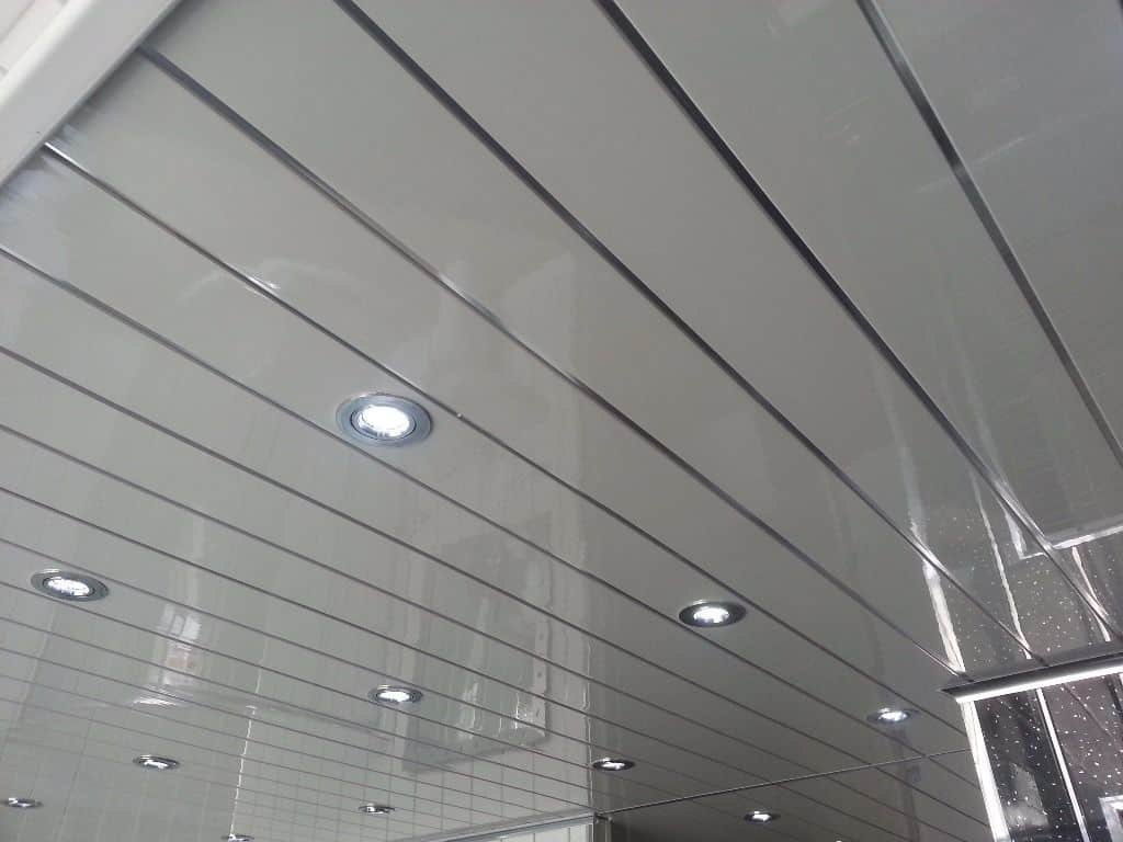 5mm White Gloss with 2 Chrome Strip Wall & Ceiling Panels 2.6M